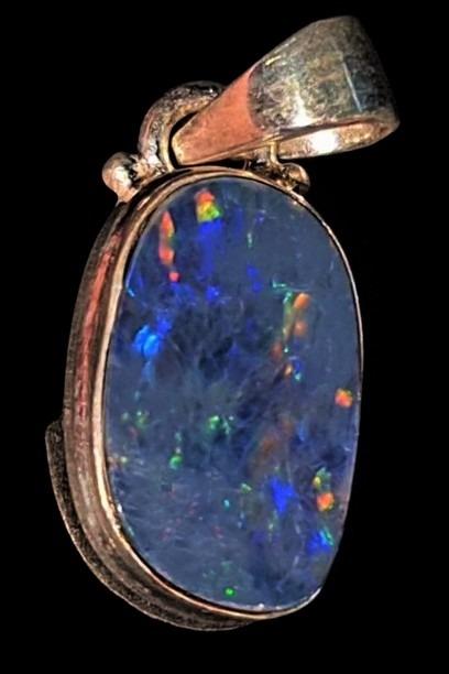 STERLING SILVER PENDANT WITH A LIGHTNING RIDGE OPAL